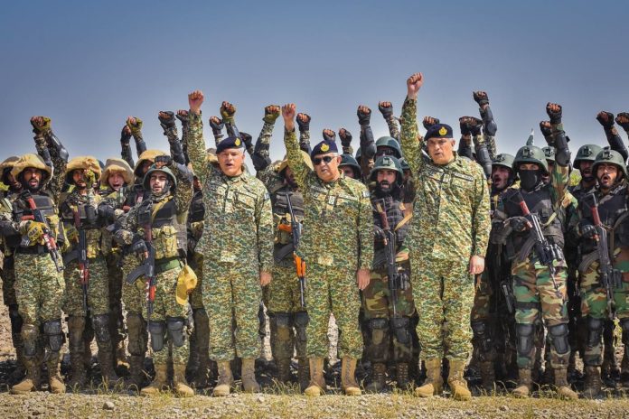 Naval Chief visits forward posts in Creeks Area, reviews operational preparedness and combat readiness