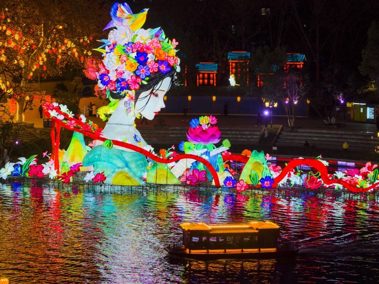 Bailuzhou Park lantern exhibition illuminates Nanjing ahead of 40th Qinhuai festival