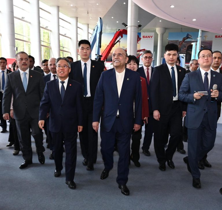 President Zardari visits Chairman Mao’s memorial